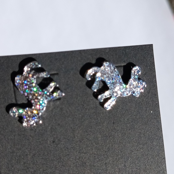 Christmas reindeer earrings| women's jewelry Holiday theme stud earrings NEW - Picture 4 of 4